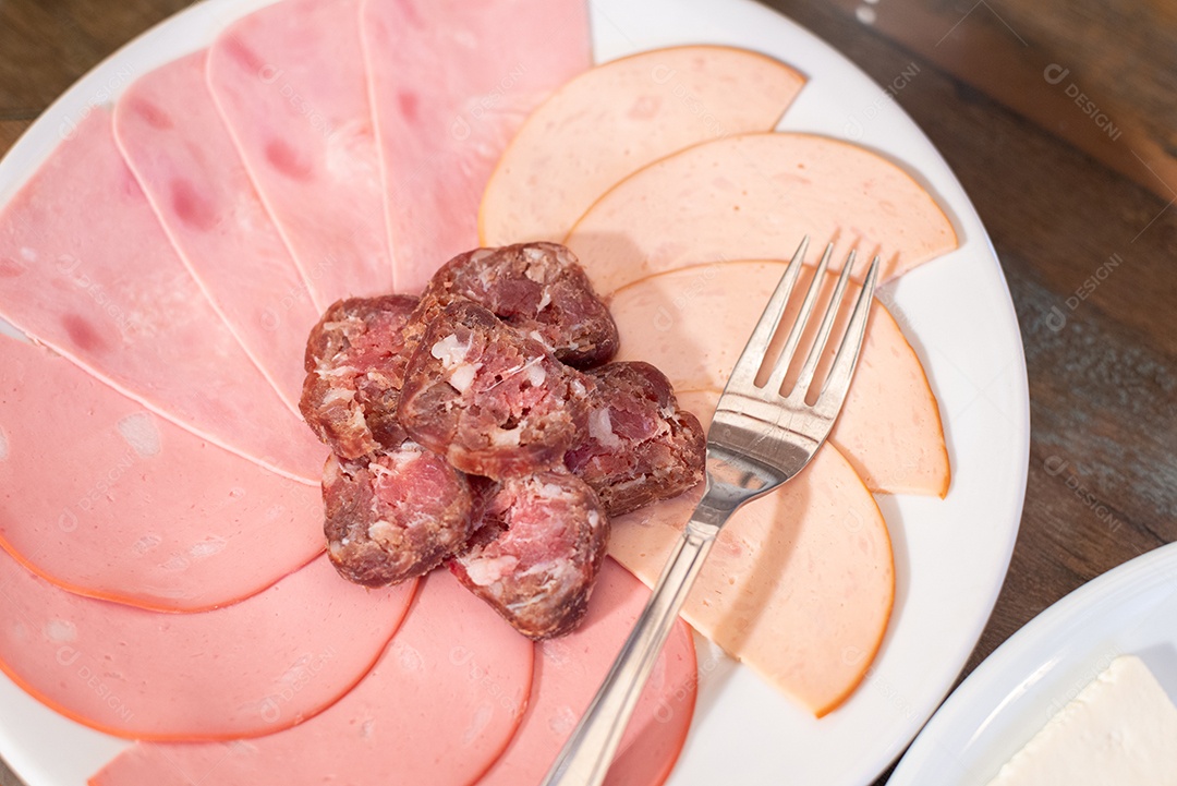 Prato com presuntos fatiados