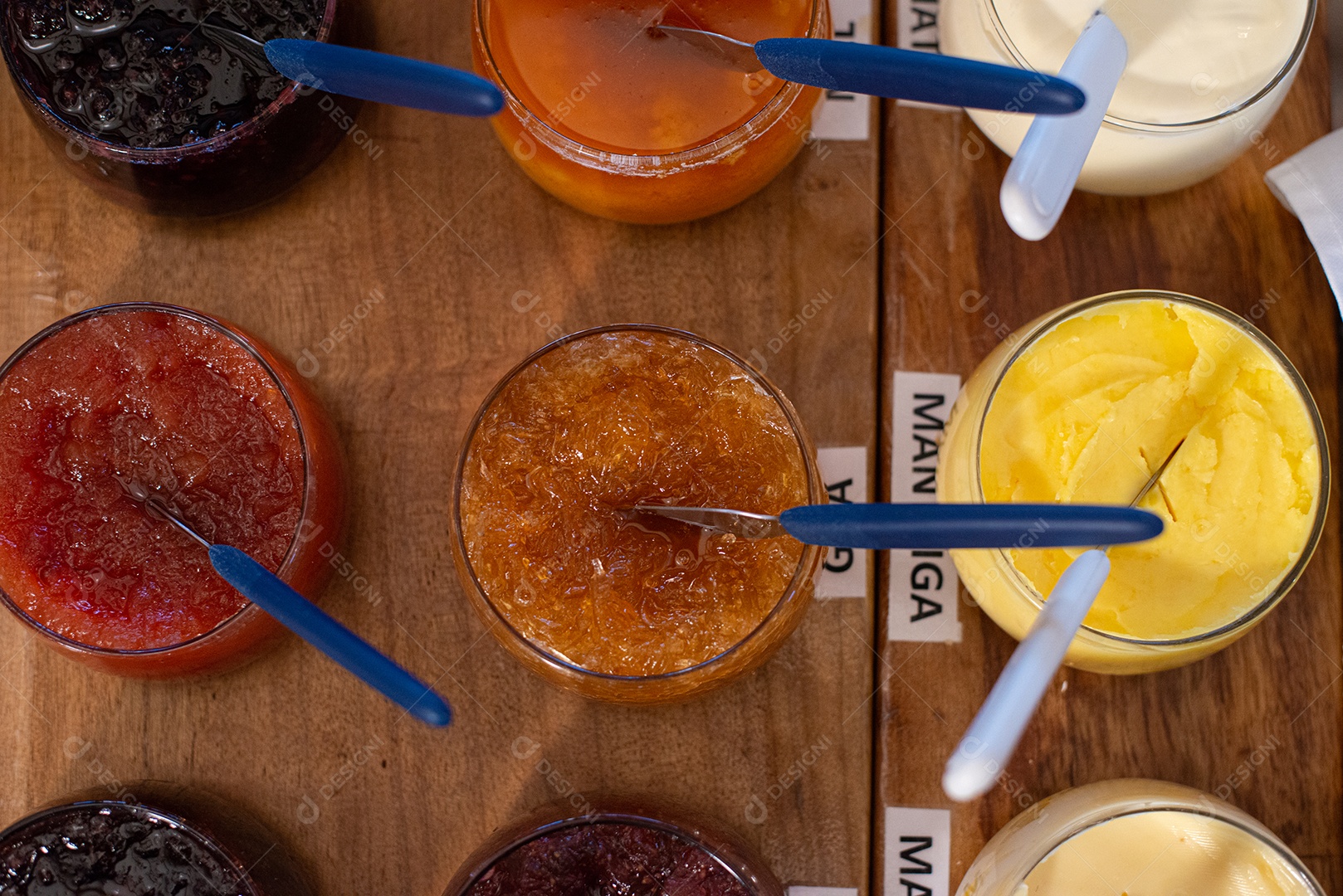 Tigela com geleias de frutas