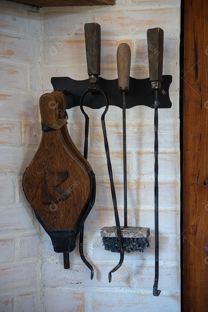 Espetos pendurados na parede