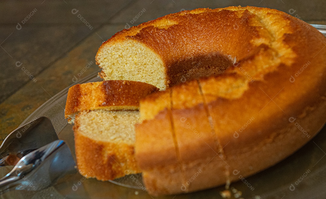 Café da manhã farto servido com bolos, tortas, geléias, doces, queijos, presunto, café, leite.