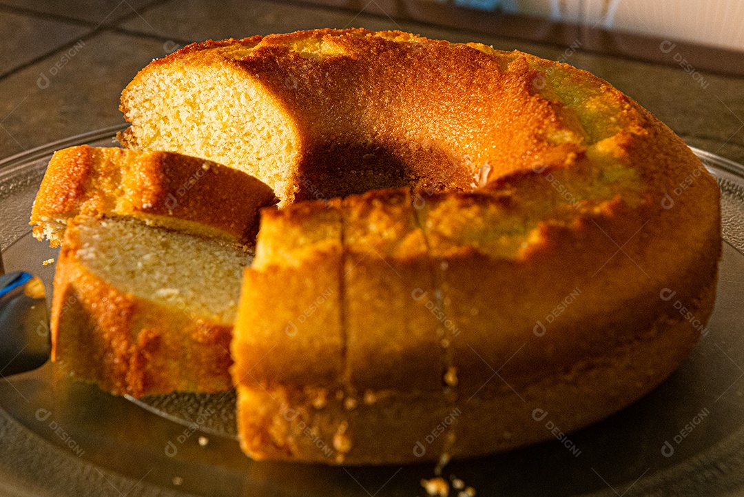 Café da manhã farto servido com bolos, tortas, geléias, doces, queijos, presunto, café, leite.