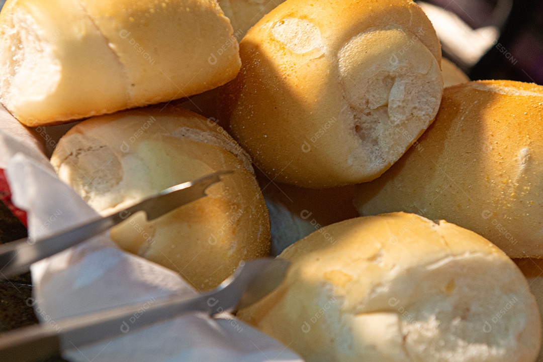 Café da manhã farto servido com bolos, tortas, geléias, doces, queijos, presunto, café, leite.