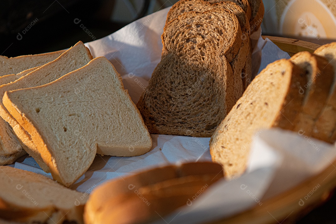 Café da manhã farto servido com bolos, tortas, geléias, doces, queijos, presunto, café, leite.