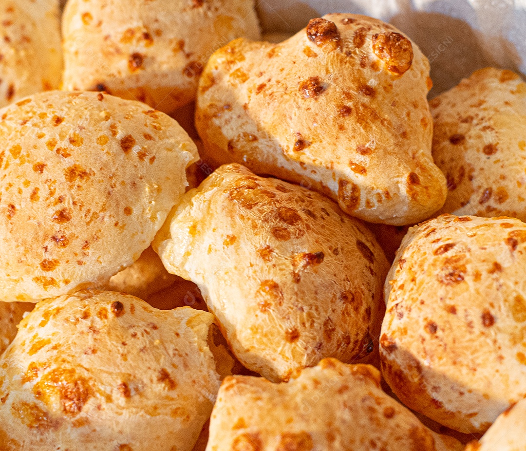 Cesta com deliciosos pães de queijo