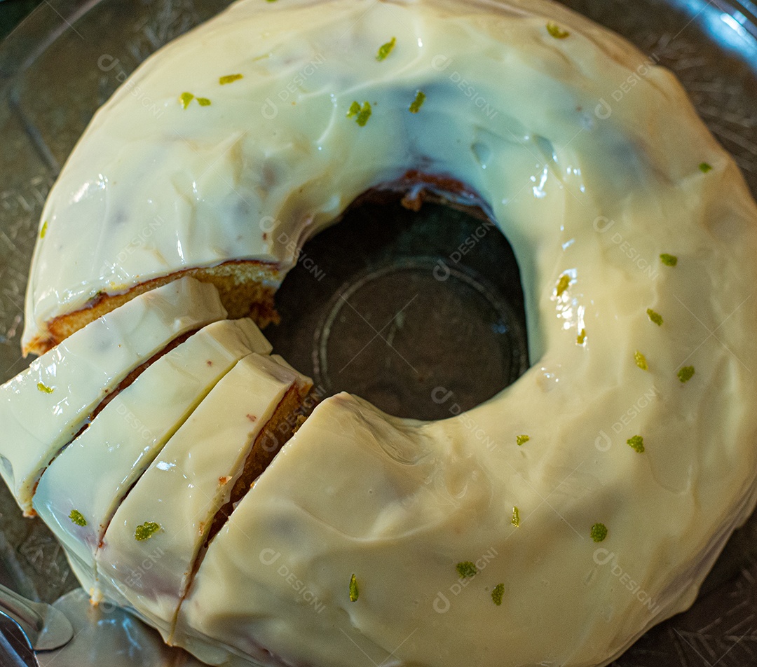 Café da manhã farto servido com bolos, tortas, geléias, doces, queijos, presunto, café, leite.