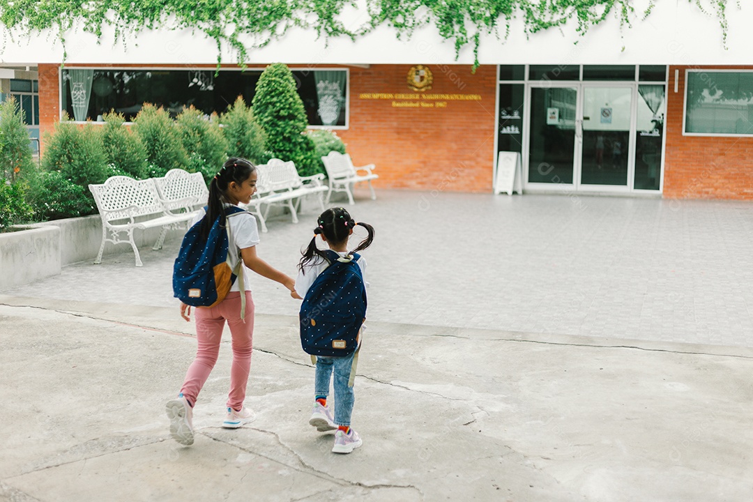 Garotinhas estudantes indo para escola