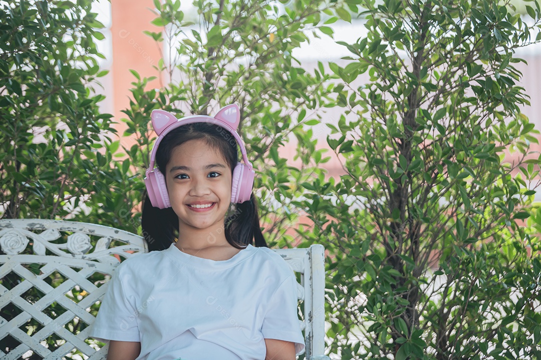 Garotinha linda usando fone de ouvido