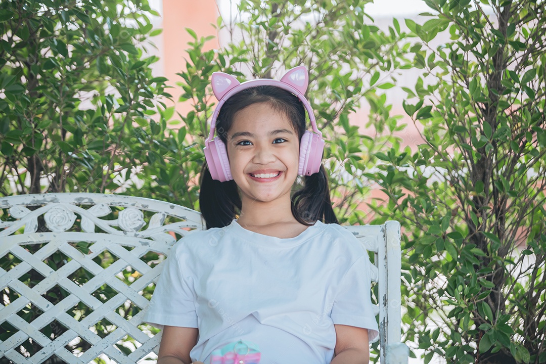 Garotinha linda usando fone de ouvido