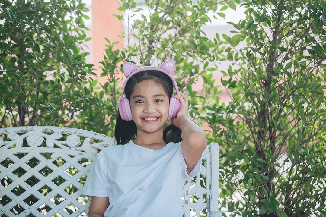 Garotinha linda usando fone de ouvido