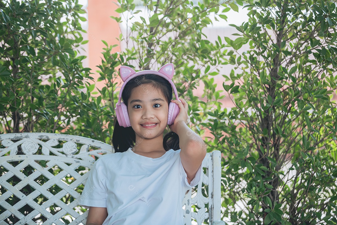 Garotinha linda usando fone de ouvido