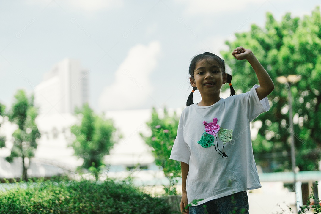 Linda garotinha sorridente