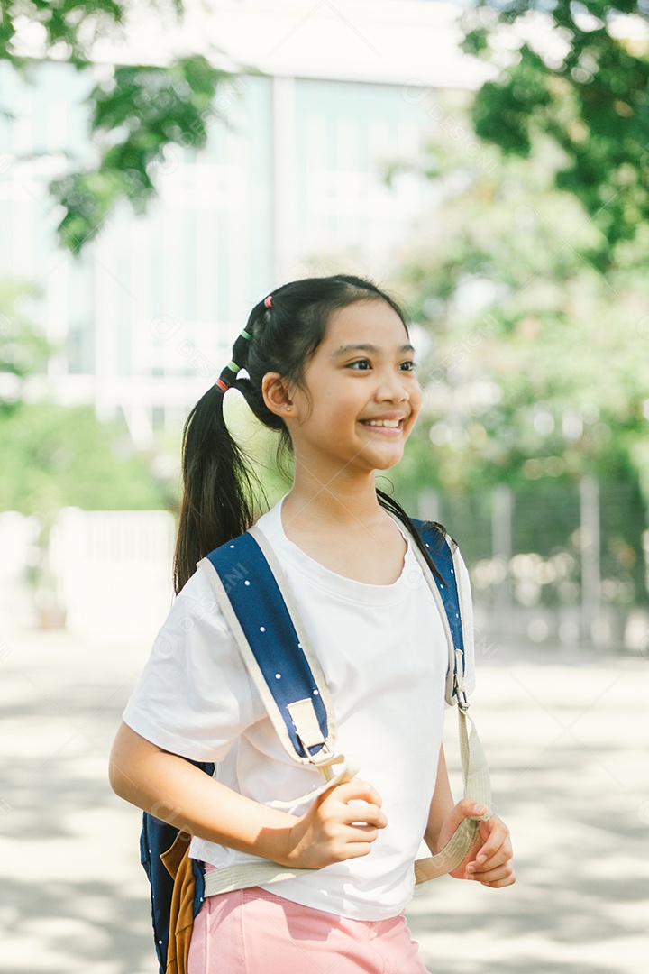 Linda garotinha sorridente com mochila