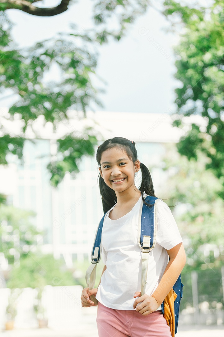Linda garotinha sorridente com mochila