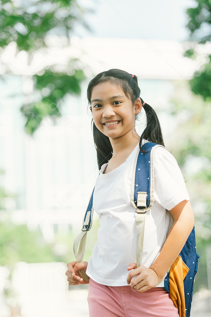 Linda garotinha sorridente com mochila
