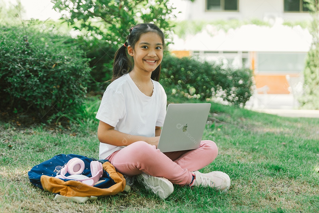 Garotinha sentada usando computador