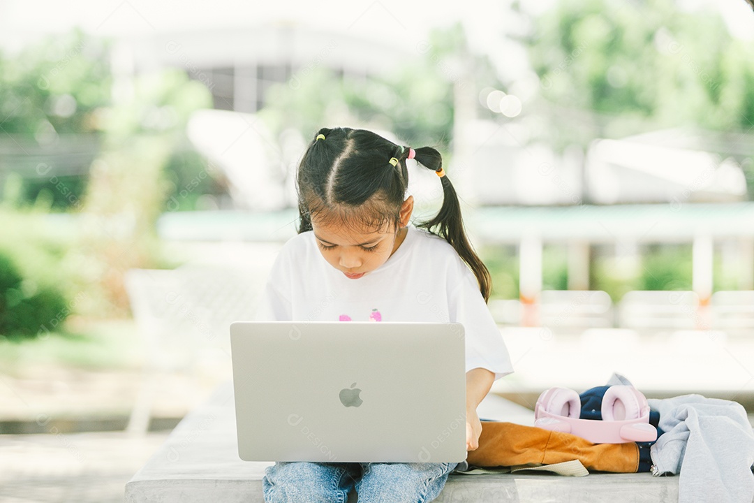 Garotinha sentada usando computador