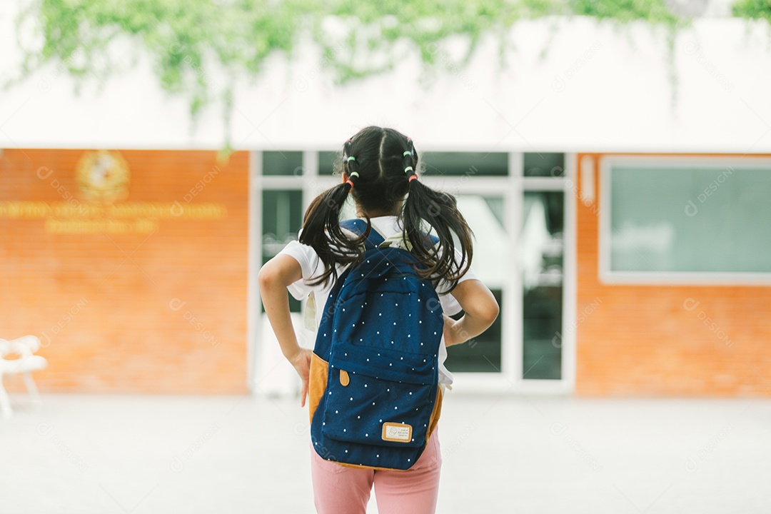Garotinha estudante indo para escola