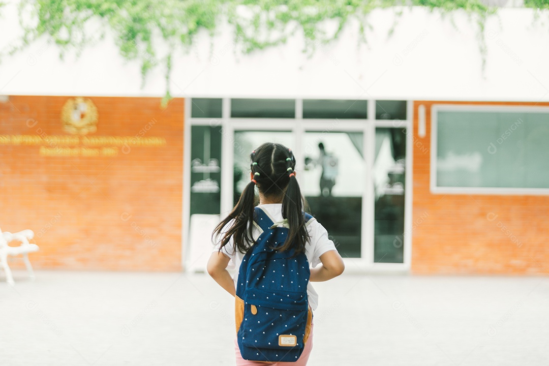 Garotinha estudante indo para escola