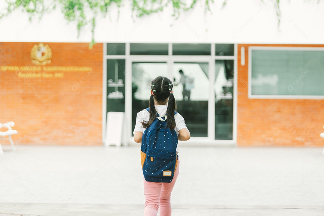 Garotinha estudante indo para escola