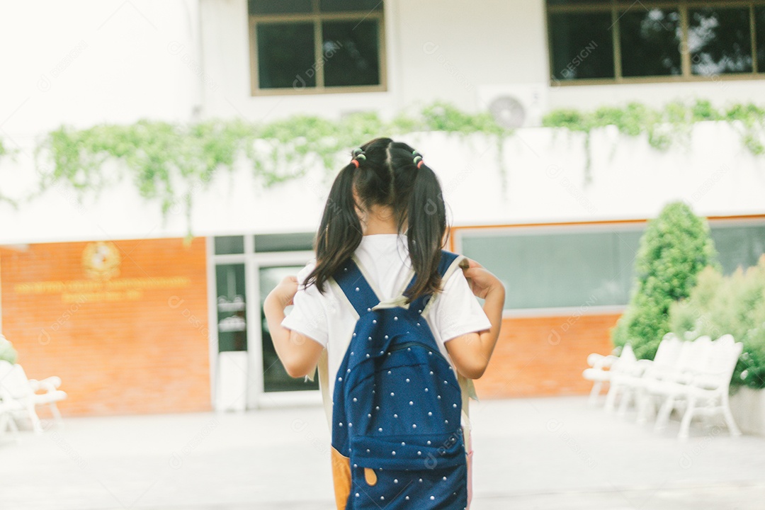 Garotinha estudante indo para escola