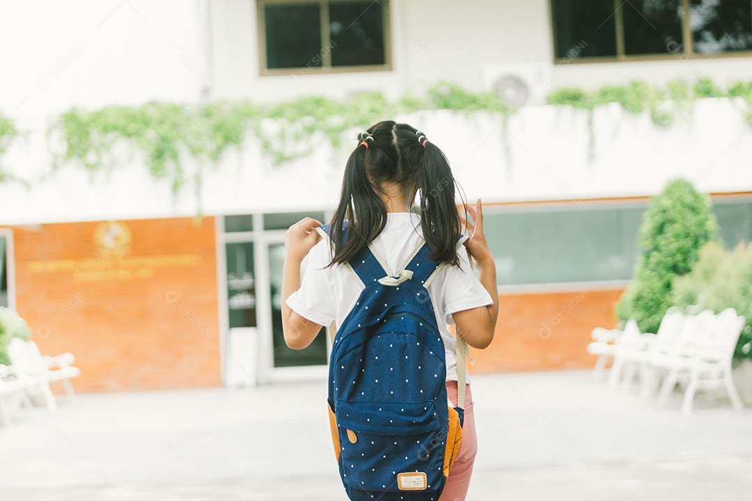 Garotinha estudante indo para escola