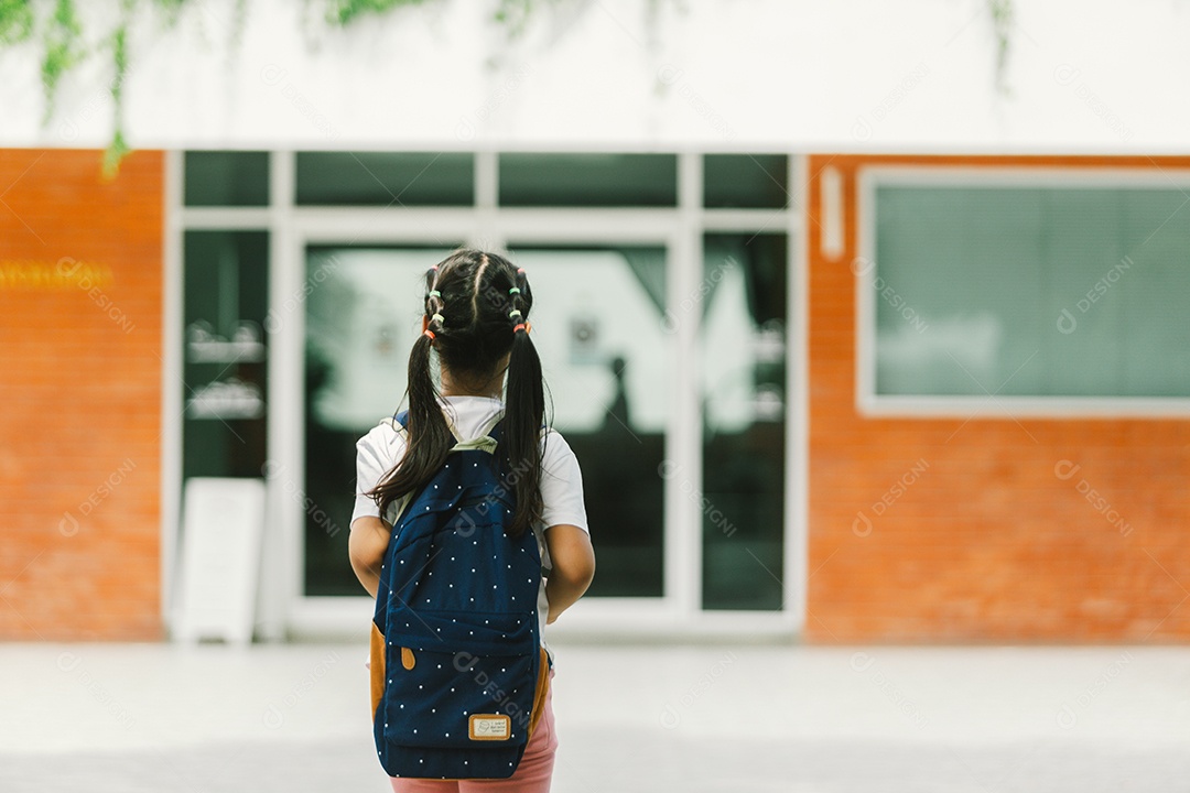 Garotinha estudante indo para escola