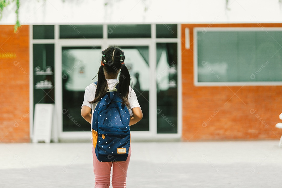 Garotinha estudante indo para escola