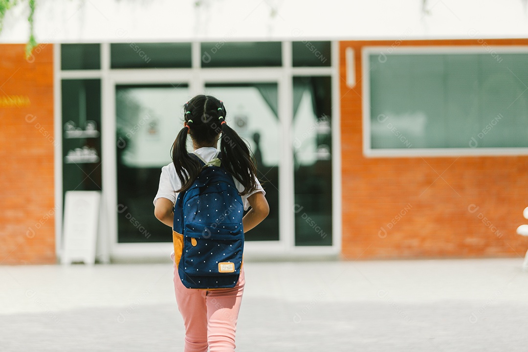 Menina estudante indo para escola