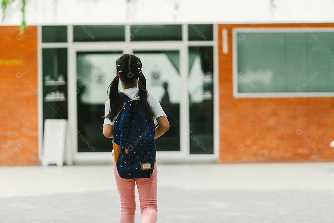 Garotinha estudante indo para escola