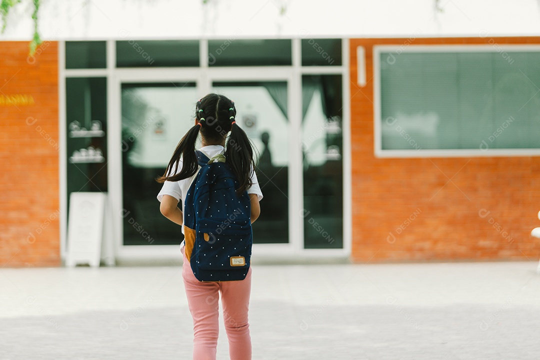 Garotinha estudante indo para escola