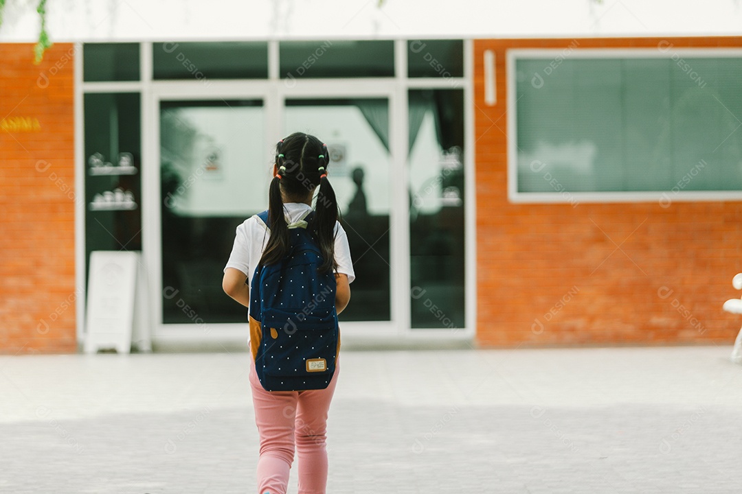 Garotinha estudante indo para escola