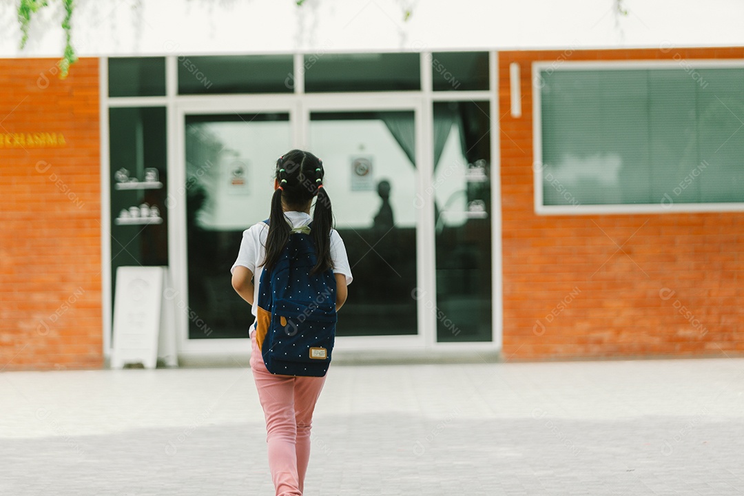 Garotinha estudante indo para escola