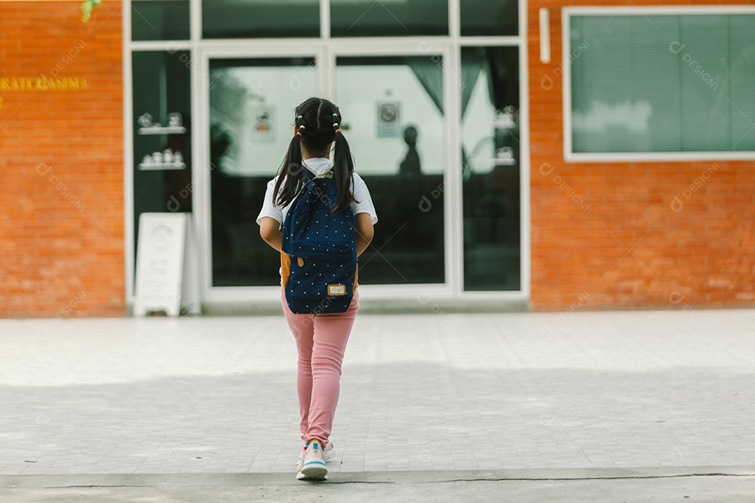 Garotinha estudante indo para escola