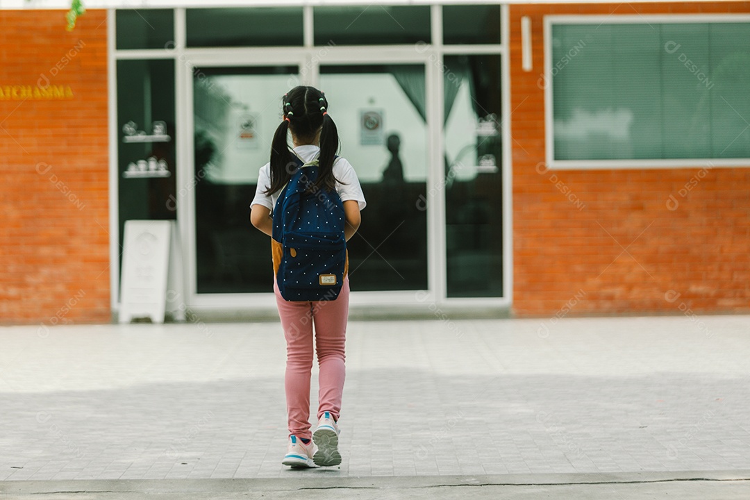 Garotinha estudante indo para escola