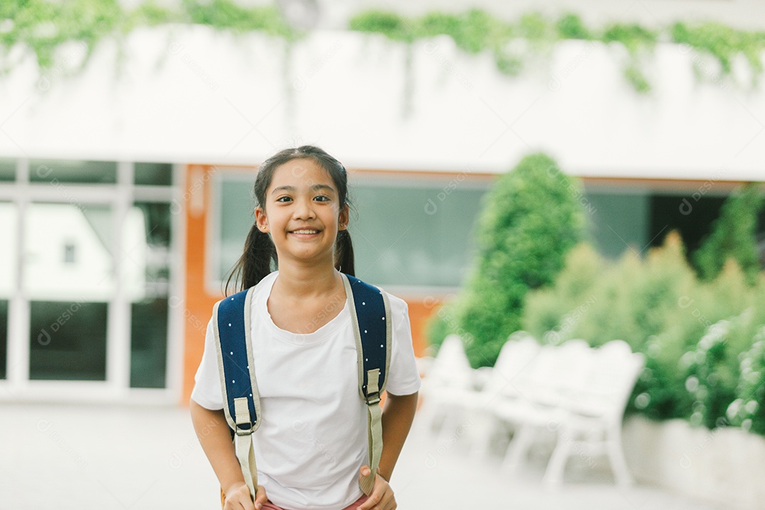 Garotinha estudante indo para escola