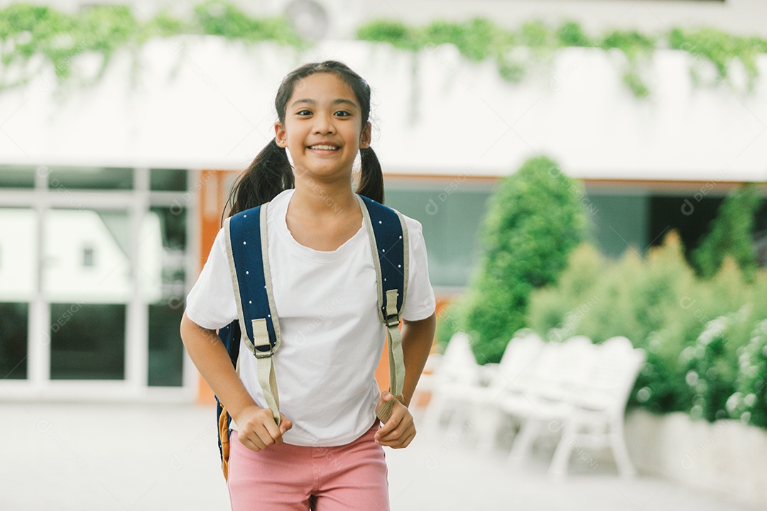 Garotinha estudante indo para escola