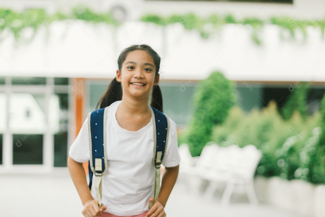 Menina estudante indo para escola