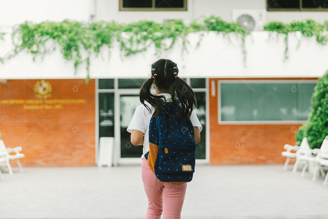 Menina estudante indo para escola