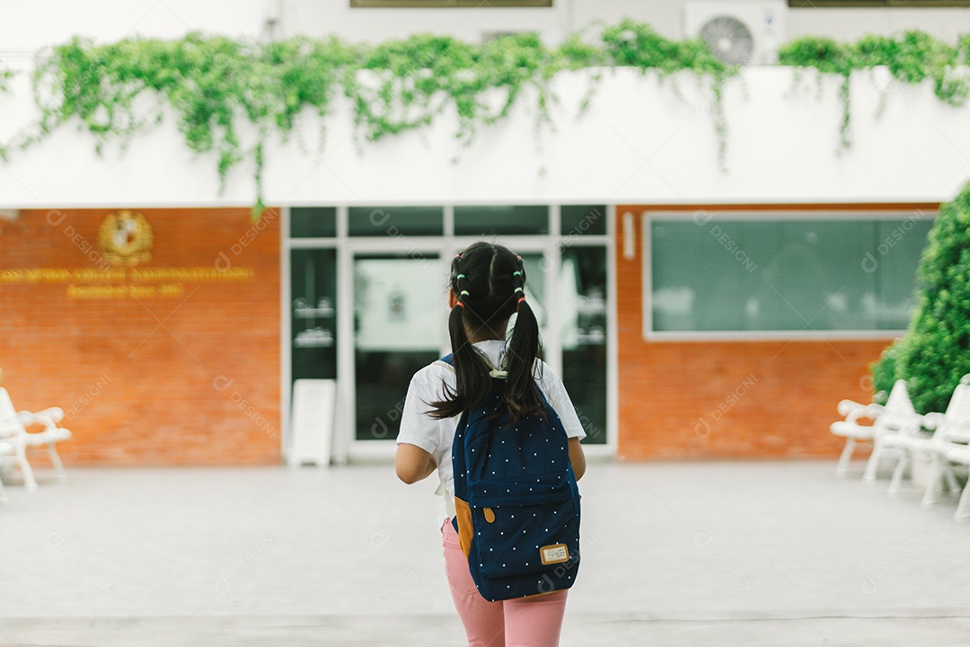 Garotinha estudante indo para escola