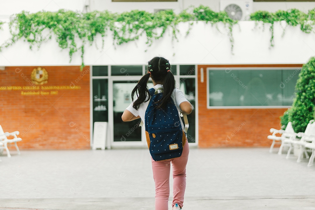 Garotinha estudante indo para escola