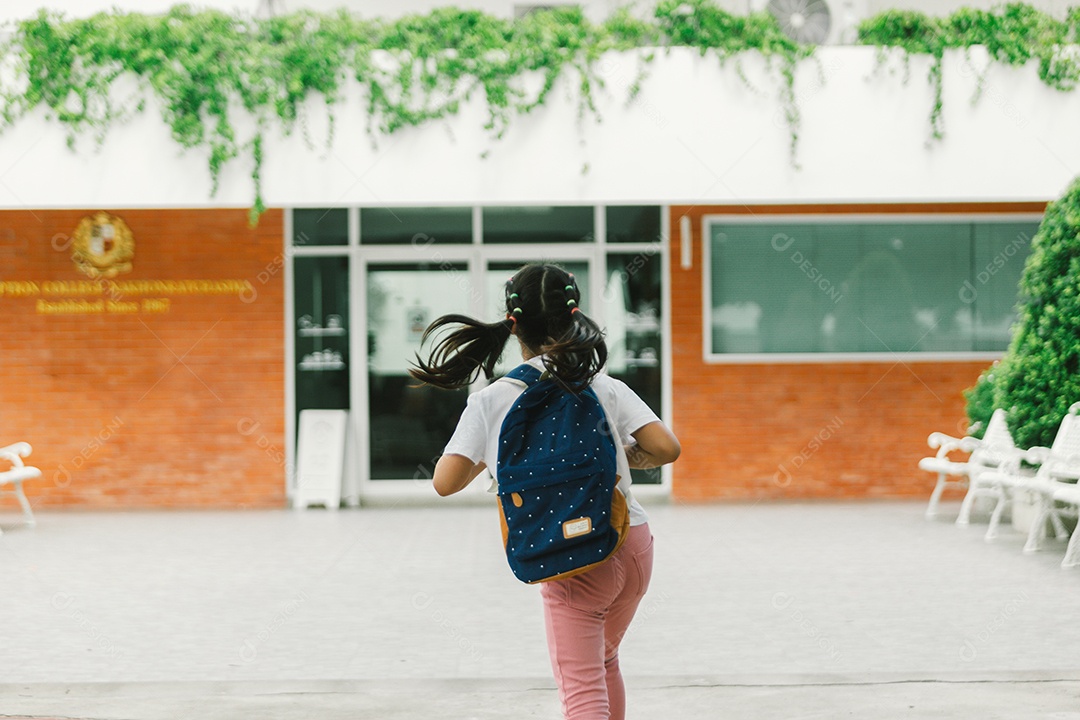 Garotinha estudante indo para escola