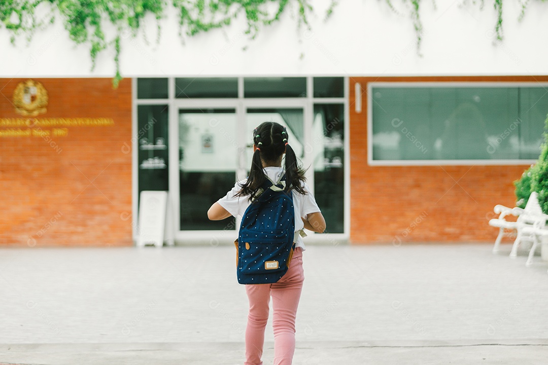 Garotinha estudante indo para escola