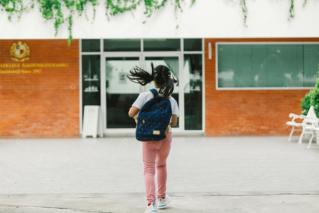 Menina estudante indo para escola