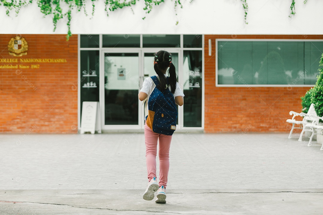 Menina estudante indo para escola