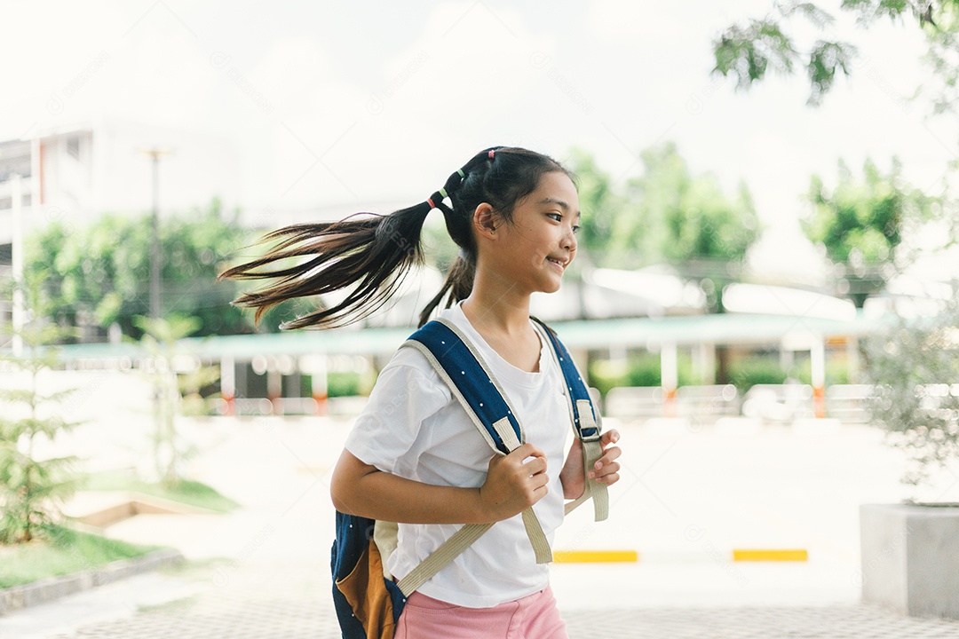 Menina estudante indo para escola