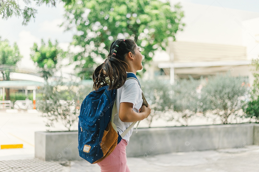 Menina estudante indo para escola