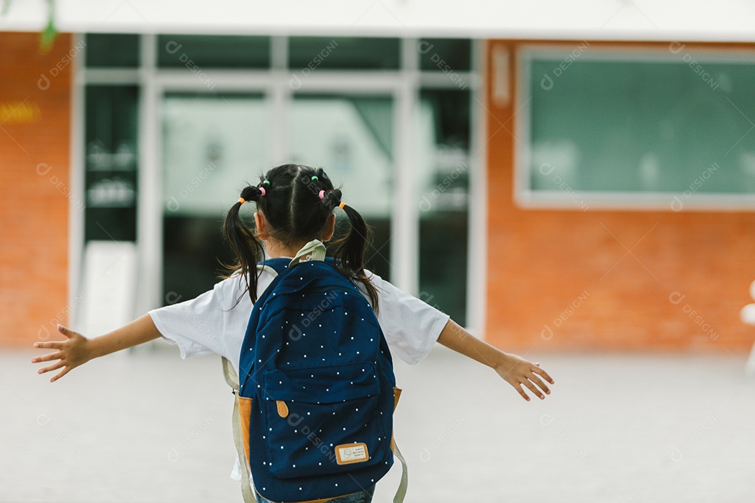 Menina estudante indo para escola