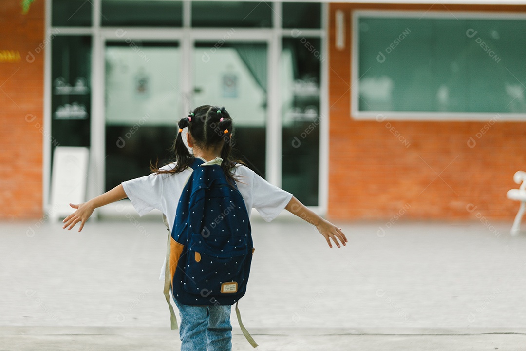 Menina estudante indo para escola