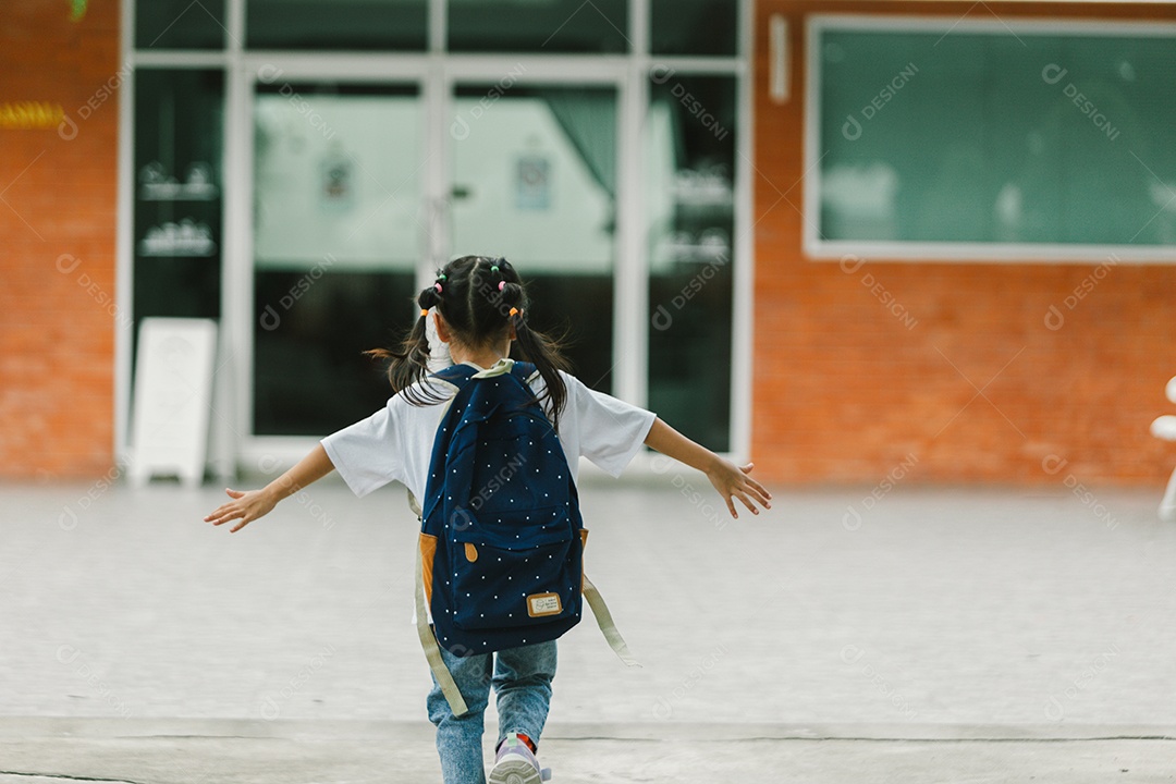 Menina estudante indo para escola