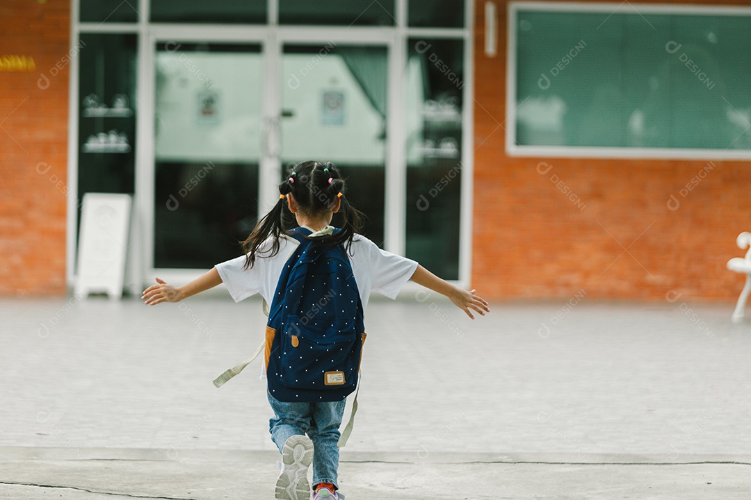 Menina estudante indo para escola